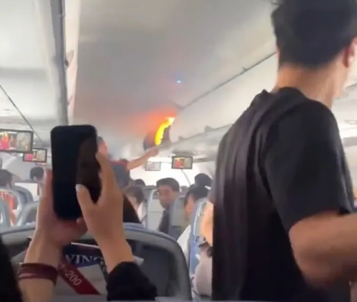 Cháy pin sạc trong cabin, máy bay của Air China phải hạ cánh khẩn cấp - Ảnh 1.