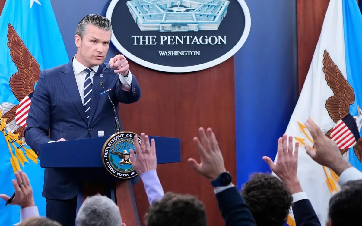 Bộ trưởng Quốc phòng Mỹ Pete Hegseth trong một cuộc họp báo tại Lầu Năm Góc (Ảnh: AP)