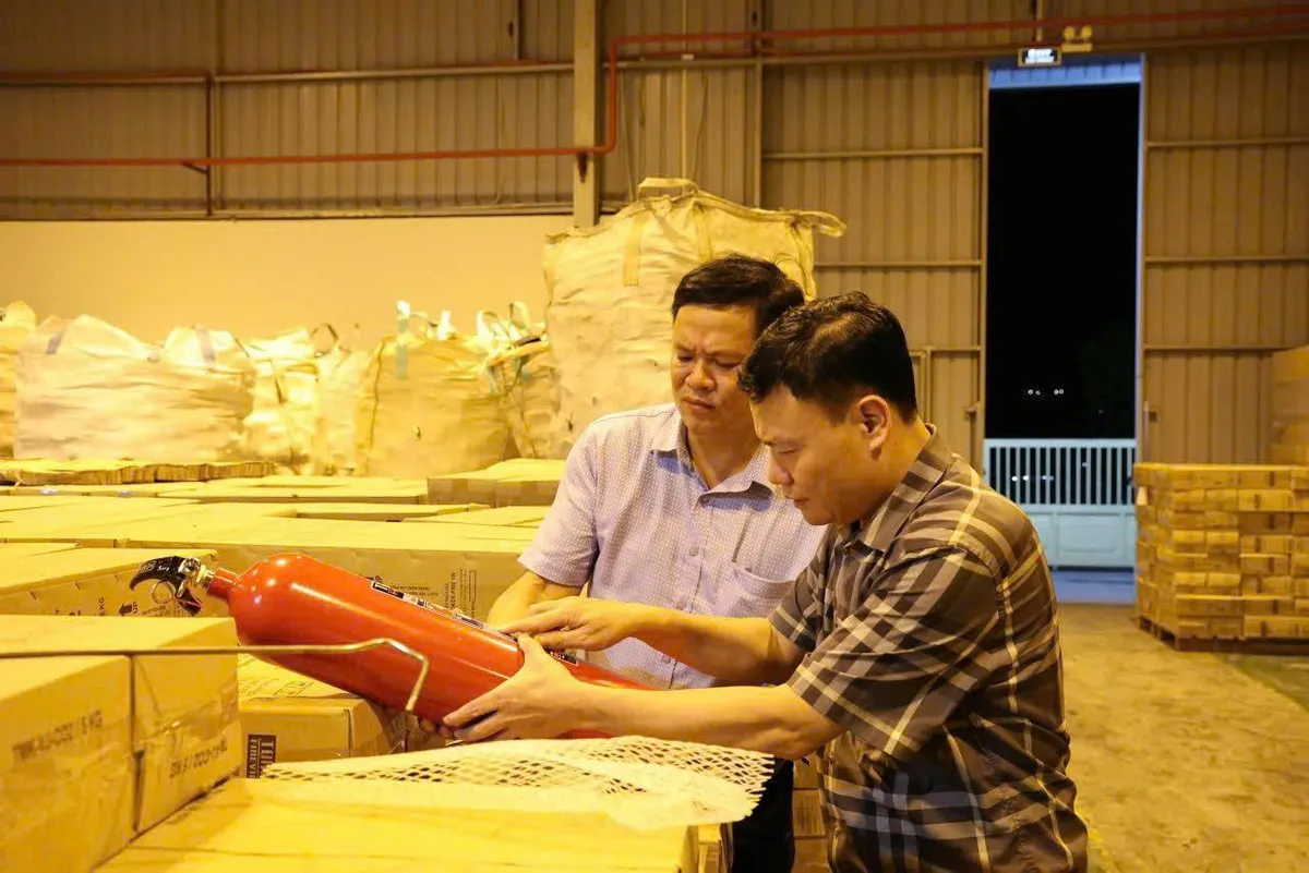 Phú Thọ: Khởi tố giám đốc công ty sản xuất hơn 1,6 triệu bình chữa cháy giả - Ảnh 2.