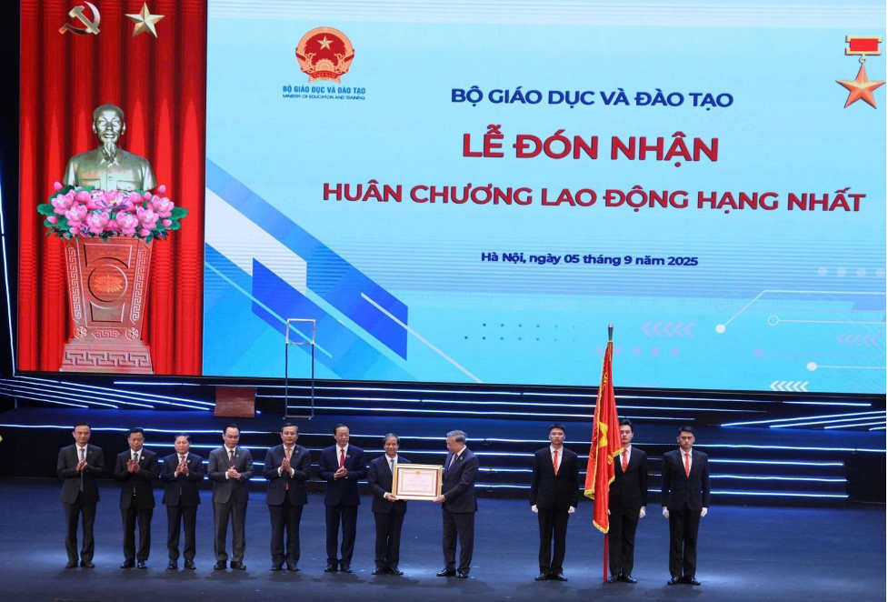 Lễ kỷ niệm 80 năm truyền thống ngành Giáo dục và khai giảng năm học 2025 - 2026- Ảnh 3.