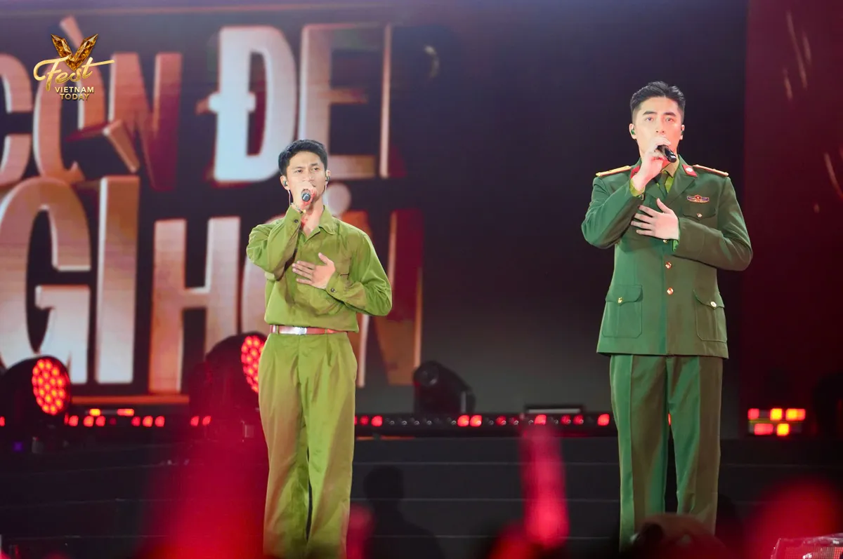 Trọn vẹn màn song ca 'Còn gì đẹp hơn' của Nguyễn Hùng và Vũ.- Ảnh 1.