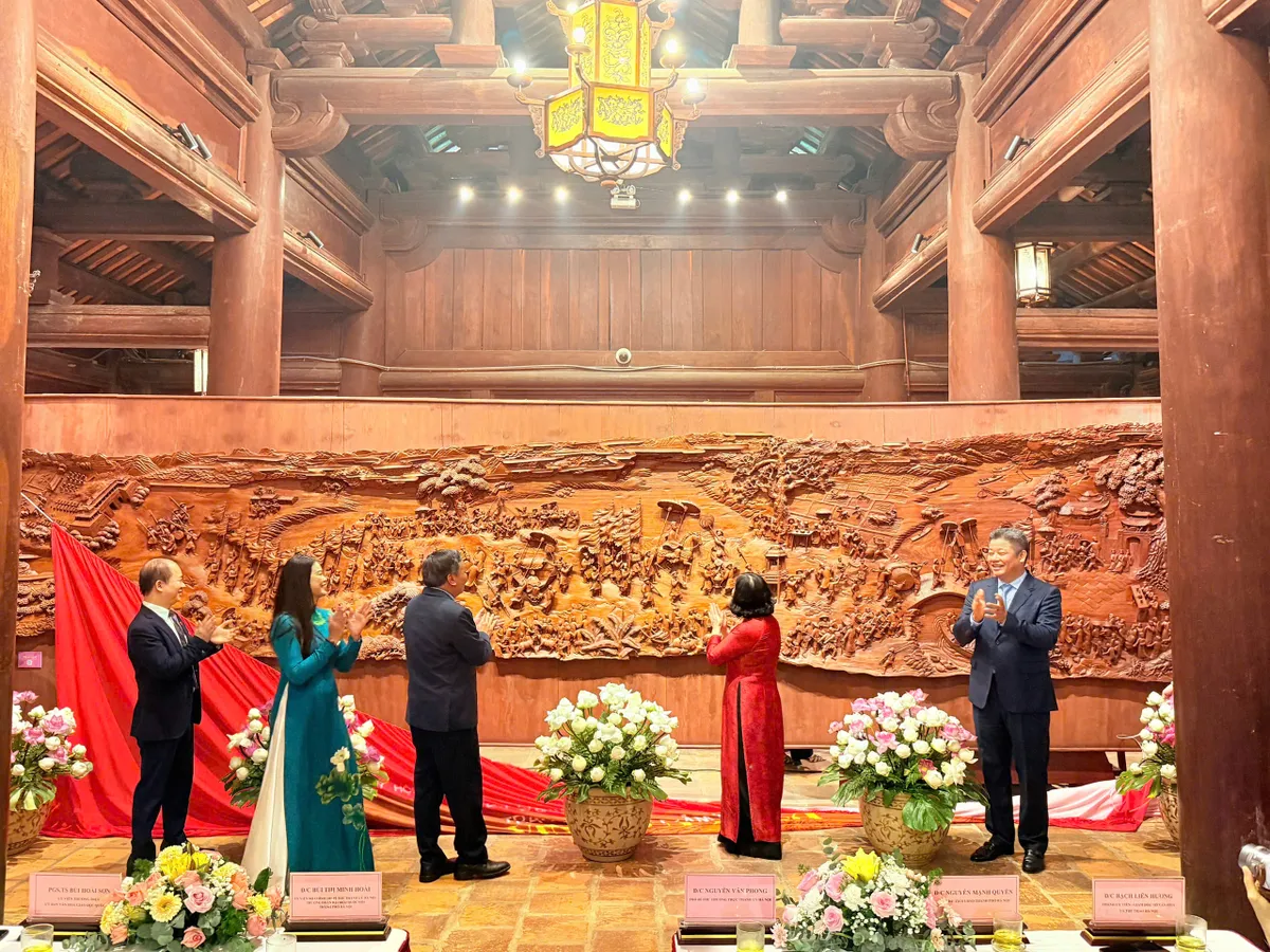 Văn Miếu- Quốc Tử Giám có tranh gỗ kỷ lục “Vinh quy bái tổ” - Ảnh 1.