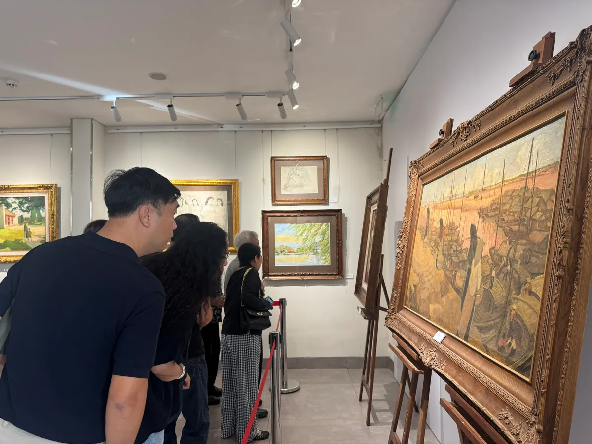 Cuộc sống tươi đẹp: Triển lãm nghệ thuật kỷ niệm Ngày Giải phóng Thủ đô - Ảnh 2.