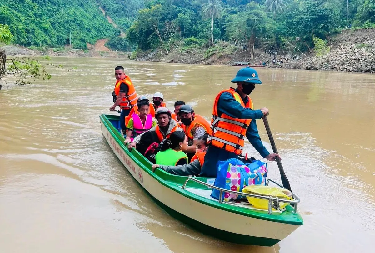 Xã miền núi Nghệ An dùng thuyền đưa các em học sinh tựu trường sau lũ- Ảnh 3.