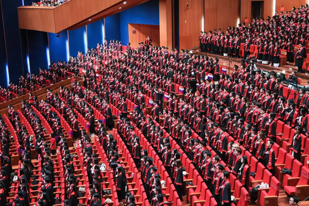 Hơn 2.000 sinh viên Ngoại thương nhận bằng, nhiều thủ khoa đạt điểm tuyệt đối- Ảnh 1.