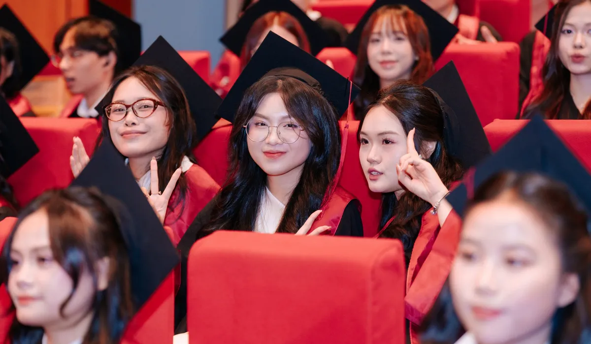 Hơn 2.000 sinh viên Ngoại thương nhận bằng, nhiều thủ khoa đạt điểm tuyệt đối- Ảnh 4.