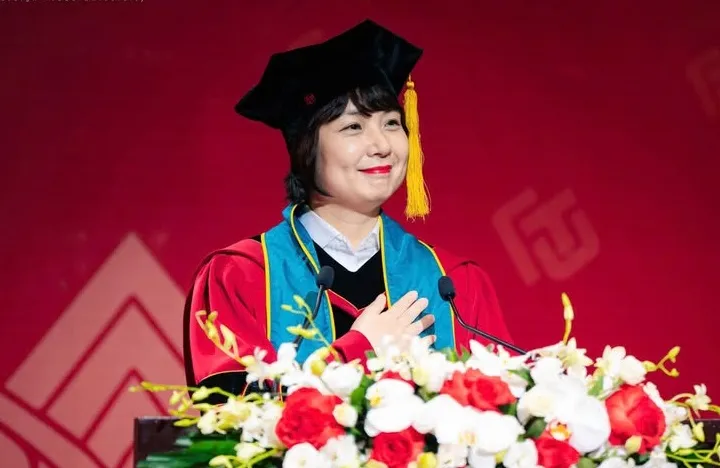 Hơn 2.000 sinh viên Ngoại thương nhận bằng, nhiều thủ khoa đạt điểm tuyệt đối- Ảnh 2.