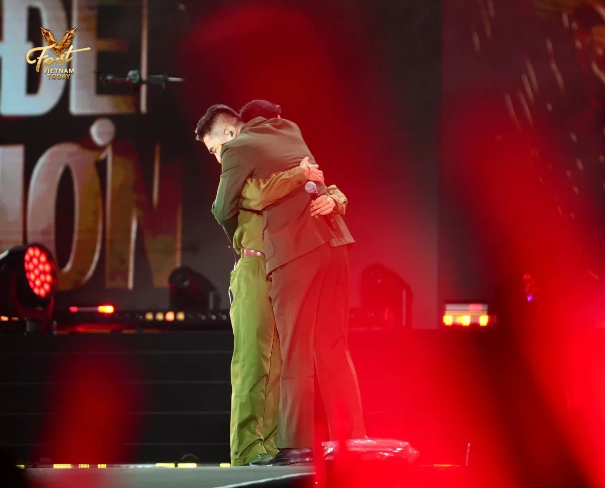 Trọn vẹn màn song ca 'Còn gì đẹp hơn' của Nguyễn Hùng và Vũ.- Ảnh 2.