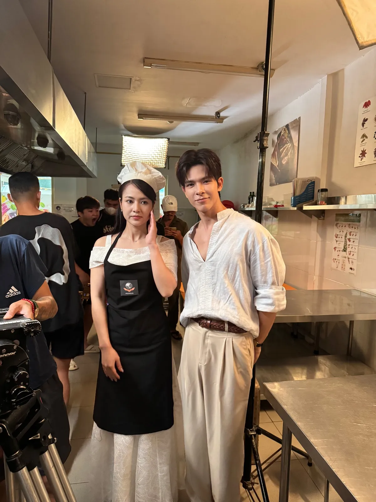 Loạt ảnh cực ngọt của tổng tài và 'cô hàng xóm' trong Gió ngang khoảng trời xanh - Ảnh 8.