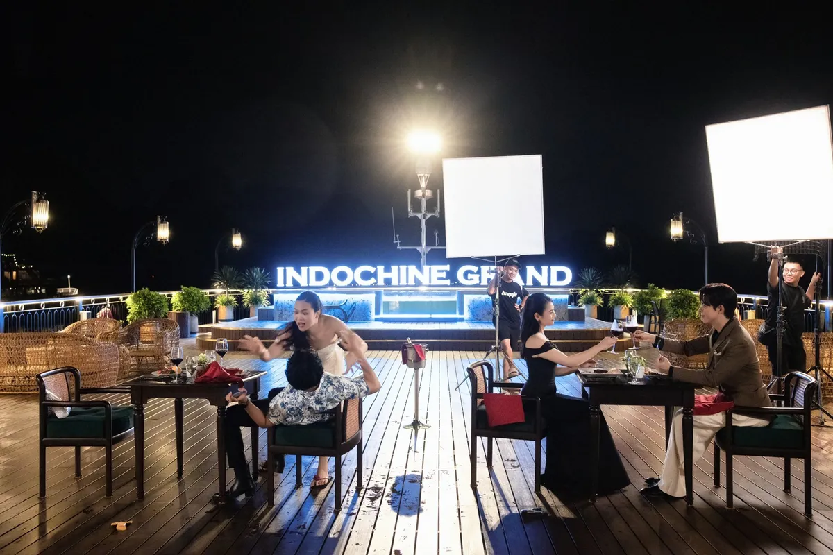 Loạt ảnh cực ngọt của tổng tài và 'cô hàng xóm' trong Gió ngang khoảng trời xanh - Ảnh 11.