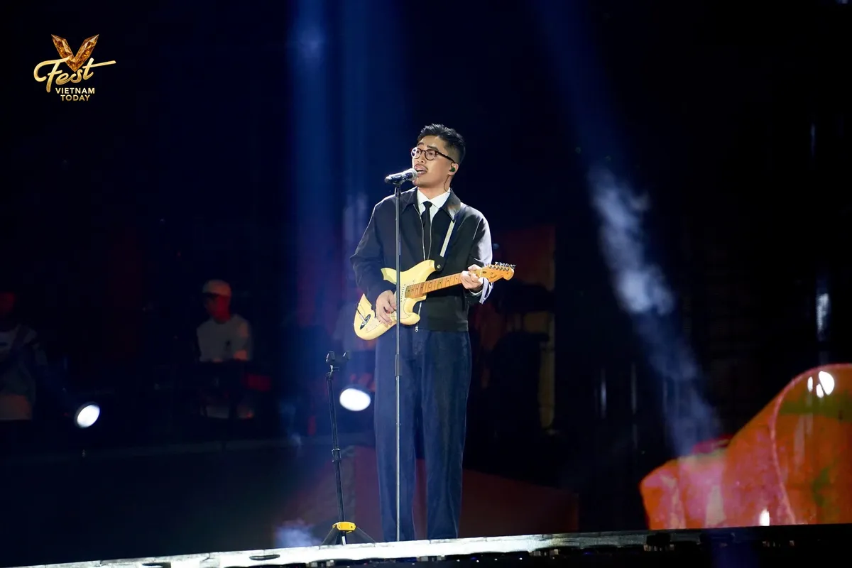 Vũ. mang loạt hit biến sân khấu V Fest thành “biển đồng ca” của 22.000 khán giả - Ảnh 1.