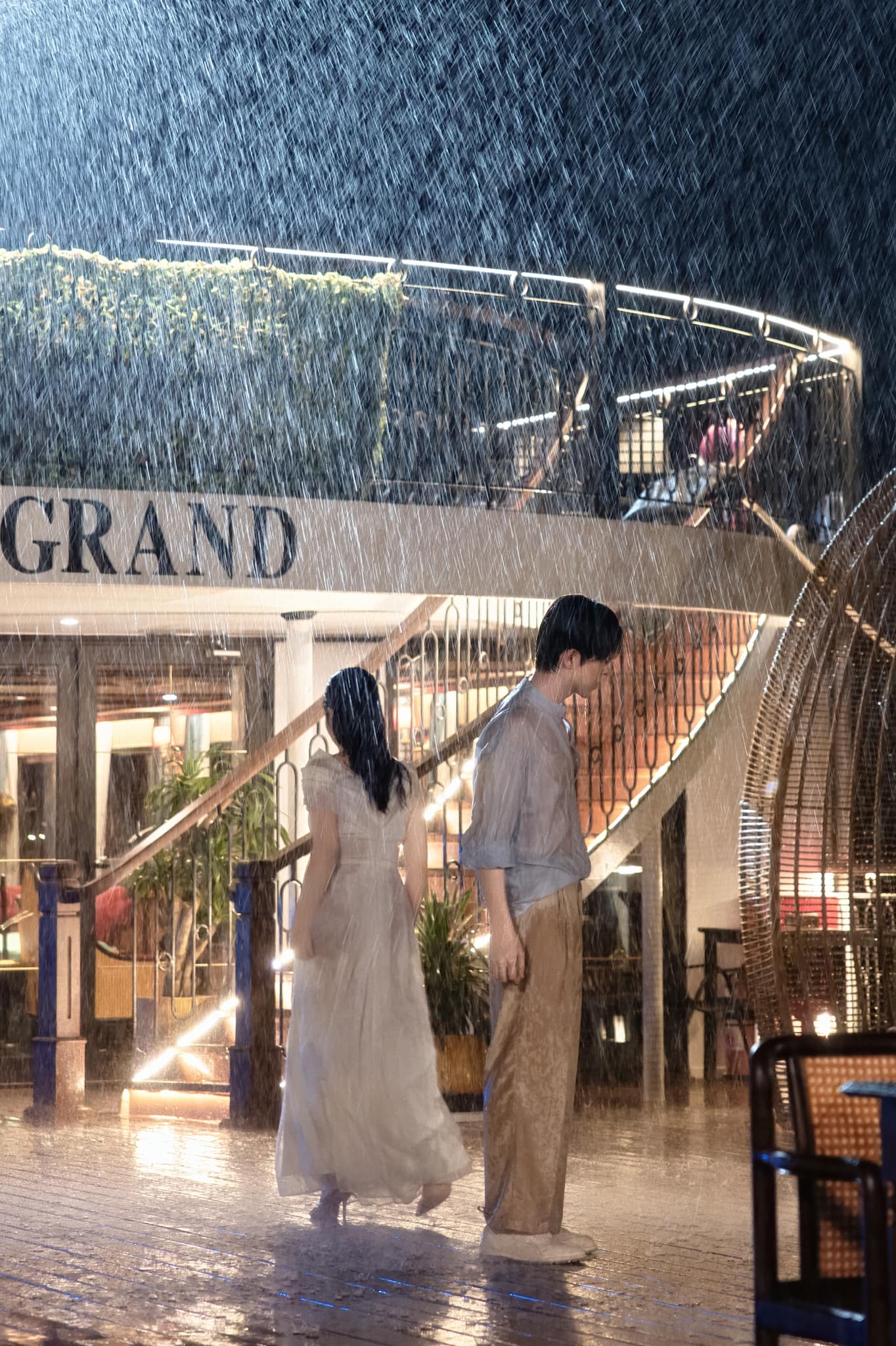 Hậu trường nụ hôn dưới mưa siêu lãng mạn của 'tổng tài' Gió ngang khoảng trời xanh - Ảnh 8.
