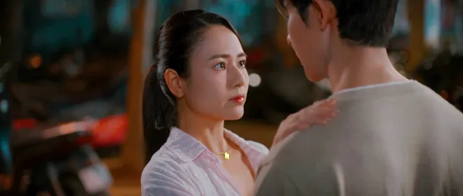 Gió ngang khoảng trời xanh - Tập 24: Tặng dây chuyền hơn 100 triệu, 'tổng tài' qua đêm ở phòng trọ của Ngân - Ảnh 3.