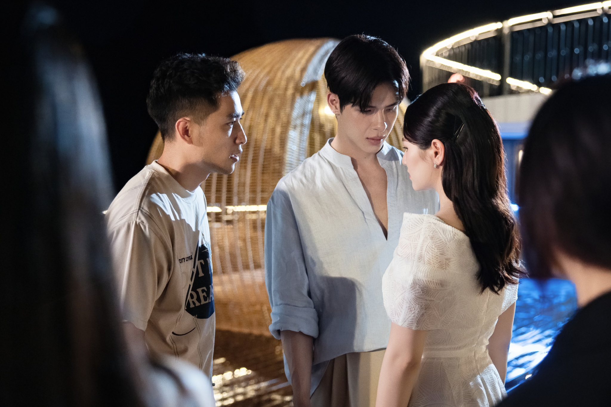 Hậu trường nụ hôn dưới mưa siêu lãng mạn của 'tổng tài' Gió ngang khoảng trời xanh - Ảnh 4.