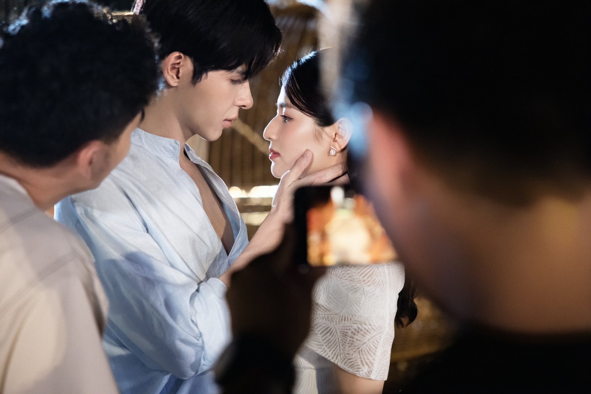 Hậu trường nụ hôn dưới mưa siêu lãng mạn của 'tổng tài' Gió ngang khoảng trời xanh - Ảnh 1.