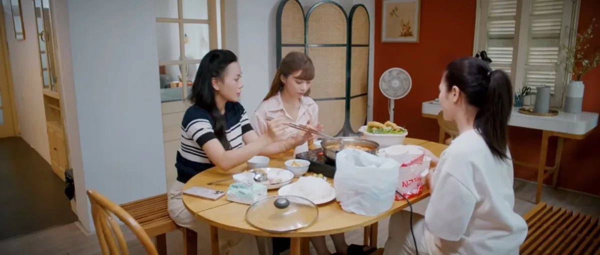 Gió ngang khoảng trời xanh - Tập 23: Đơn ly hôn chưa ráo mực, Lam đã có trai trẻ chăm như công chúa - Ảnh 1.