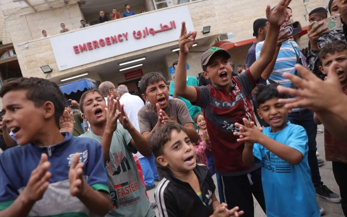 Trẻ em Palestine hò reo vui mừng vì thỏa thuận ngừng bắn được thiết lập, tại Deir al-Balah, Dải Gaza ngày 9/10/2025 (Ảnh: AFP)