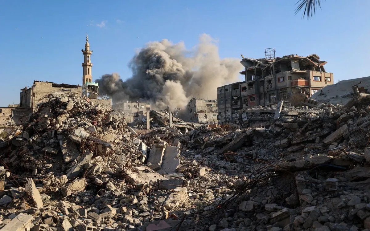 Khói bốc lên sau một cuộc không kích của Israel tại trại tị nạn Bureij ở trung tâm Dải Gaza, ngày 19/10/2025. (Ảnh: AFP)