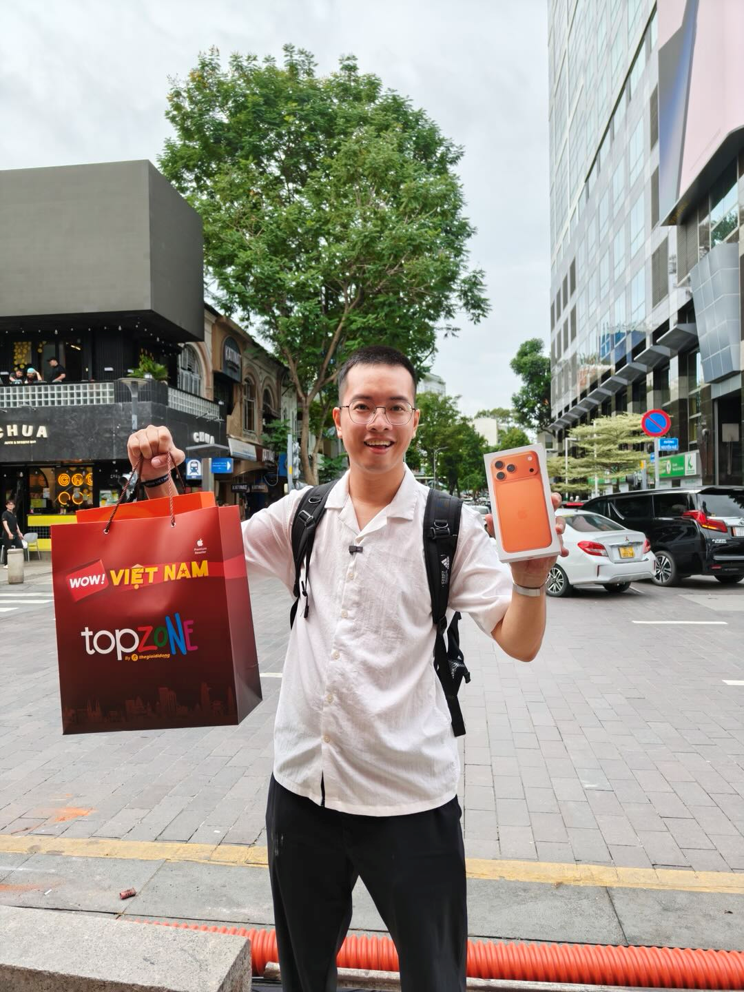 Người dùng Việt lần đầu cầm iPhone 17 ngay ngày mở bán toàn cầu - Ảnh 4.