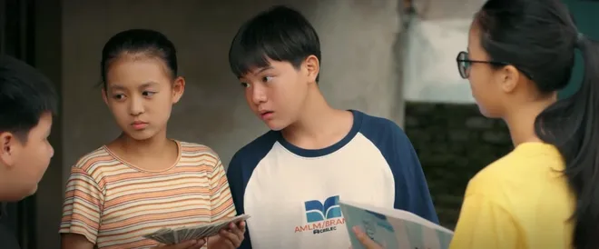 Cách em 1 milimet - Tập 7: Đám trẻ dốc lòng kiếm tiền giúp bạn mổ tim, bài viết của Tú được đăng báo - Ảnh 14.