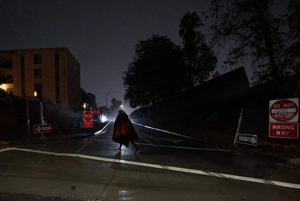 California chuẩn bị ứng phó bão lớn đổ bộ vùng đồi cháy - Ảnh 1.