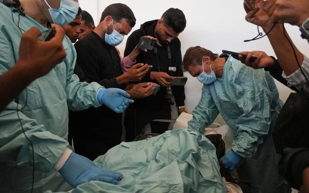 Kiểm tra thi thể của những người Palestine bị Israel giam giữ trong chiến tranh, tại Bệnh viện Nasser ở Khan Younis, ngày 18/10 (Ảnh: AP)
