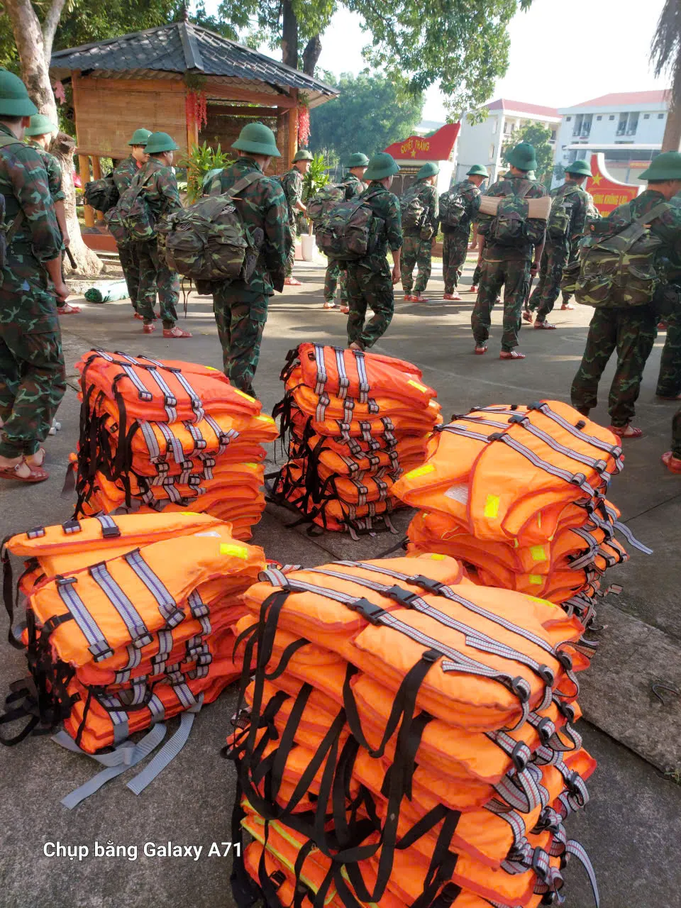 Bắc Ninh: Trắng đêm hộ đê, căng mình ứng phó lũ lớn - Ảnh 5.