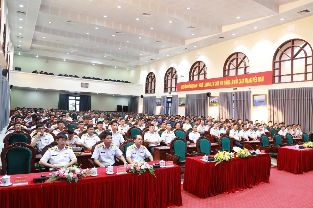 Vùng 4 Hải quân: Khai mạc giải thể dục thể thao chào mừng kỷ niệm 50 năm Ngày truyền thống - Ảnh 2.