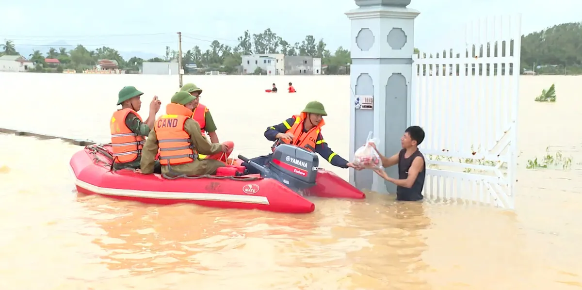 Phát huy tinh thần “lúc dân cần, lúc dân khó, có công an”, sẵn sàng ứng phó bão số 11 - Ảnh 1.
