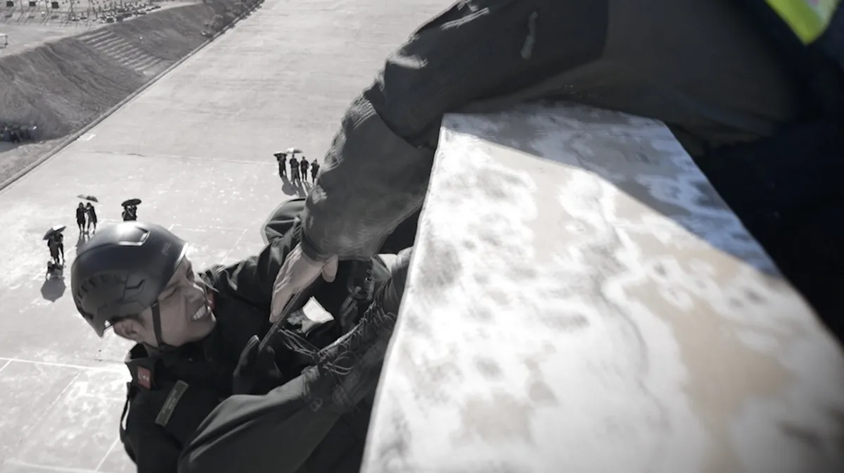 Thử thách leo dây đu tường và nhiệm vụ truy quét khủng bố khiến các Chiến sĩ quả cảm chỉ biết... cầu nguyện - Ảnh 1.