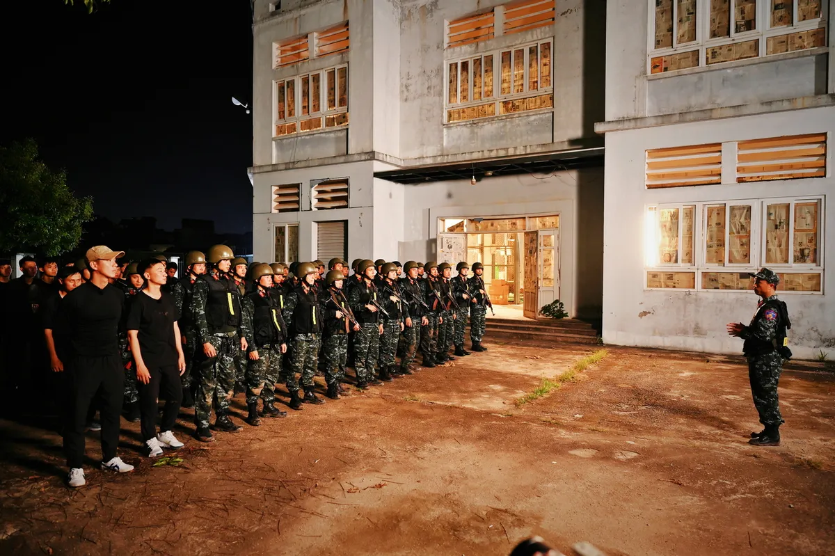 Chiến sĩ quả cảm - Tập 11: Tái hiện cuộc giải cứu con tin từ hang ổ tội phạm buôn người - Ảnh 14.