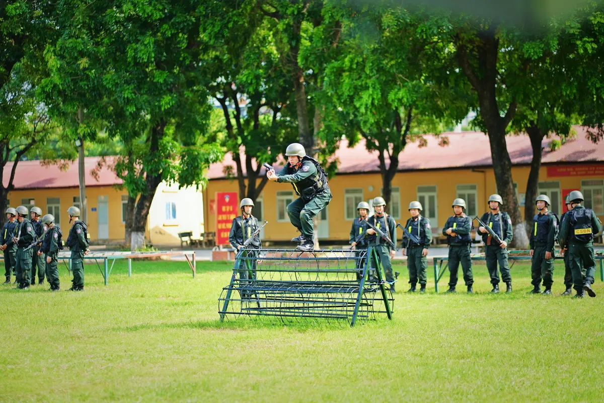 Chiến sĩ quả cảm - Tập 11: Tái hiện cuộc giải cứu con tin từ hang ổ tội phạm buôn người - Ảnh 8.