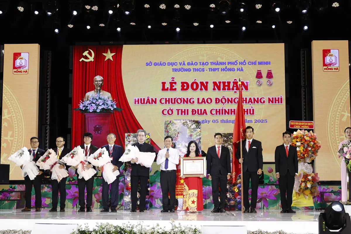Ba trường tại TP Hồ Chí Minh đón nhận Huân chương Lao động hạng Nhì trong Lễ khai giảng- Ảnh 2.