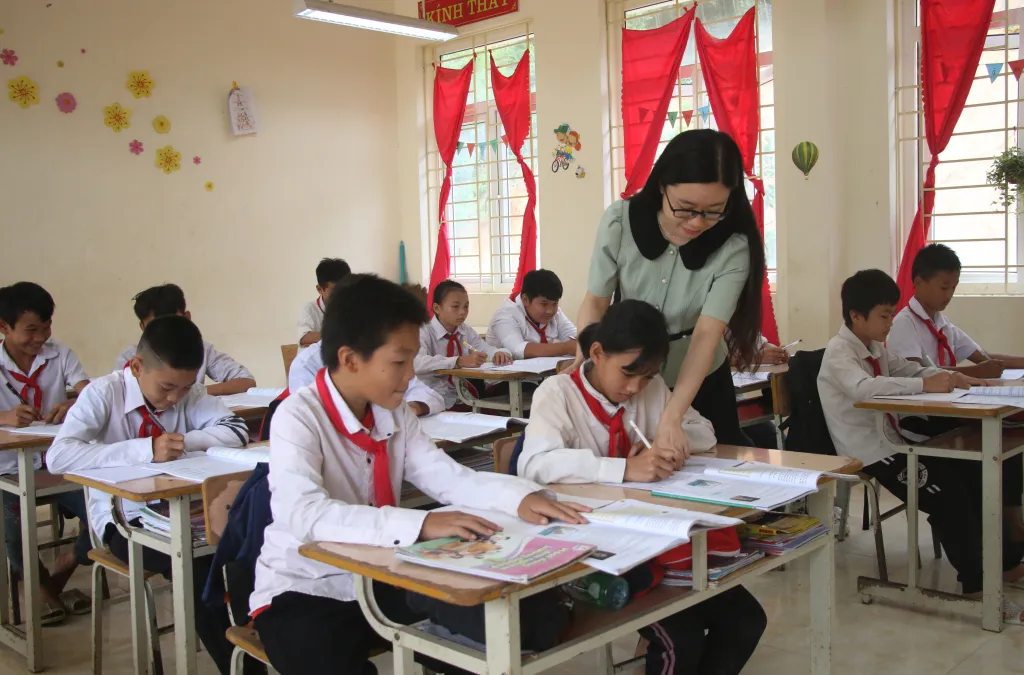 Thu nhập giáo viên sẽ cải thiện mạnh nhờ chính sách lương mới- Ảnh 1.