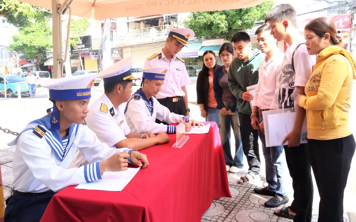 Cán bộ, học viên Học viện hướng dẫn tân học viên vào nhập học