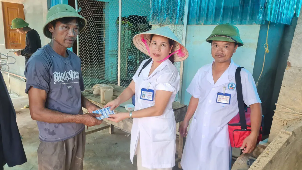 WHO cung cấp vật tư y tế và nước sạch cho các tỉnh bị bão lũ- Ảnh 1.