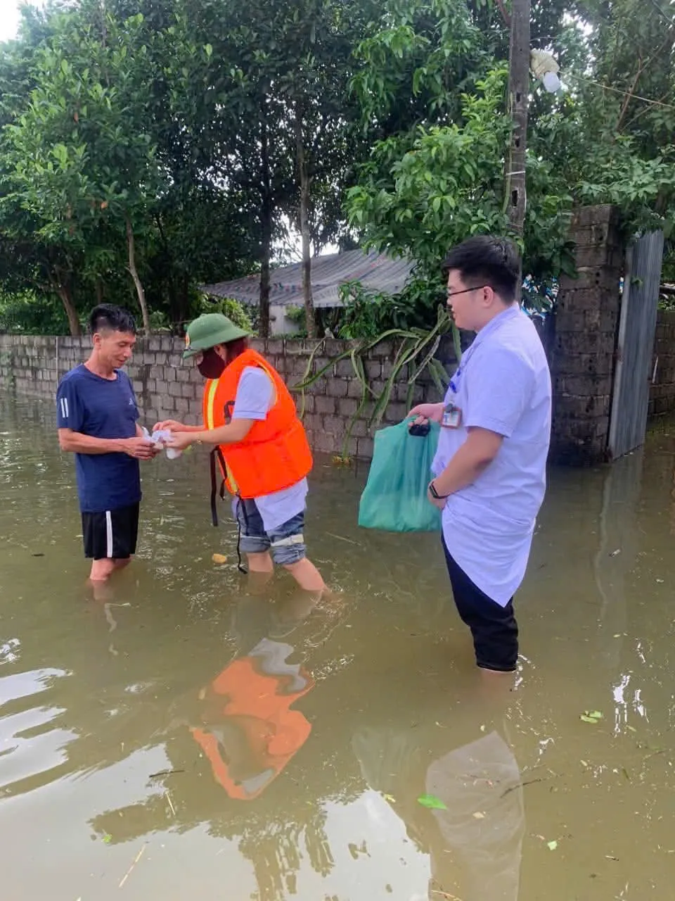 WHO cung cấp vật tư y tế và nước sạch cho các tỉnh bị bão lũ- Ảnh 2.