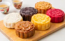 homemade-chinese-mooncake-in-a-wooden-plate-76336259056529671687721-07287639425972861977452-1.jpg