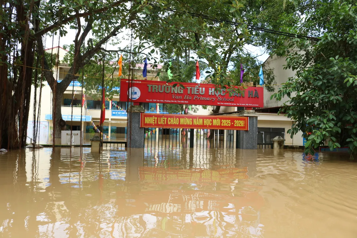 Bắc Ninh: Nhiều tuyến đường giao thông ngập úng, sạt lở sau hoàn lưu bão số 11 - Ảnh 4.