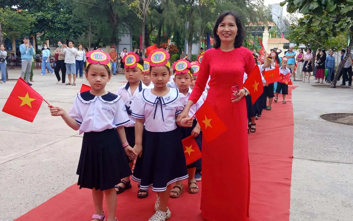 Đắk Lắk: Niềm vui ngày khai giảng lan tỏa từ vùng biên giới đến miền biển