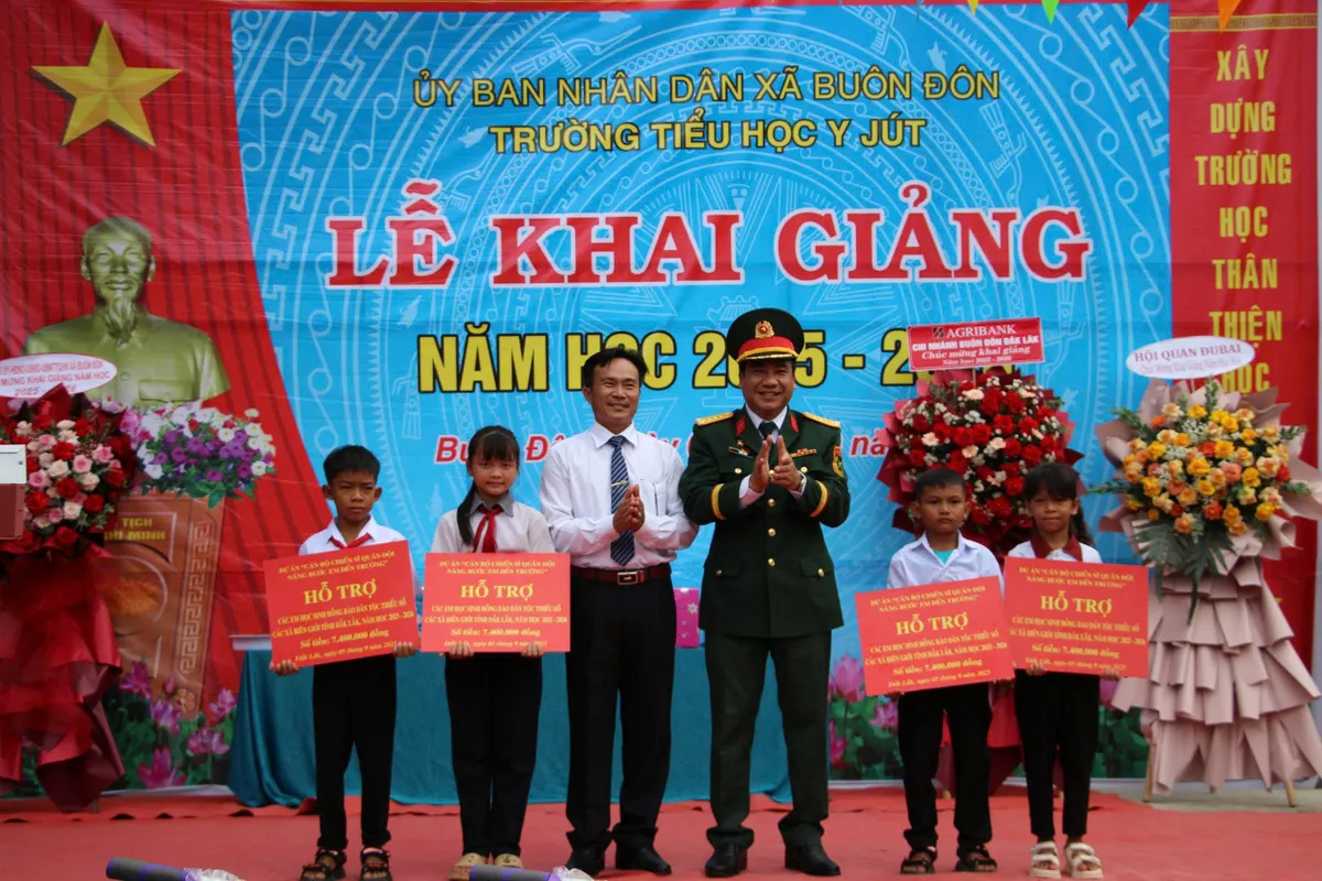 Niềm vui ngày khai giảng lan tỏa từ vùng biên giới đến miền biển- Ảnh 1.