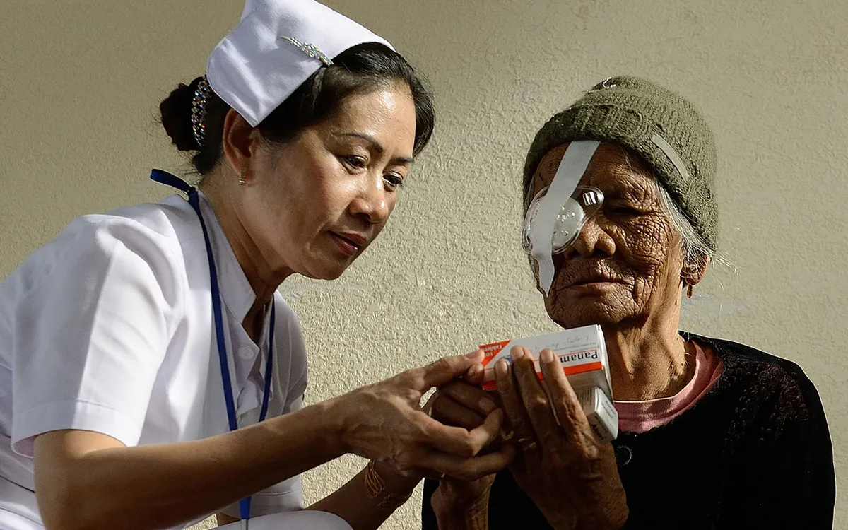Chăm sóc mắt cho người cao tuổi (Ảnh tham dự cuộc thi ảnh đẹp ngành Y của Bộ Y tế)