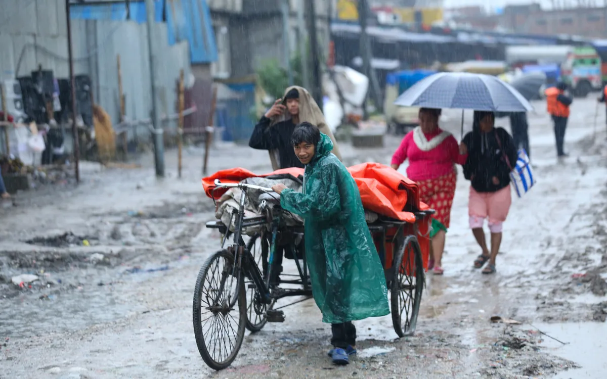 Người dân chạy lụt tại Nepal, tháng 10/2025 (Ảnh: AFP)