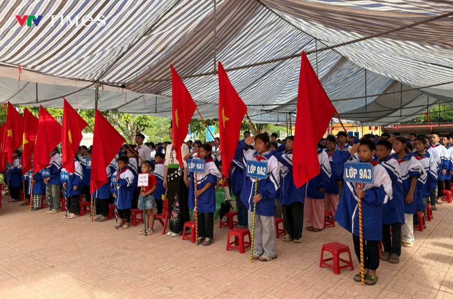 Lễ Khai giảng đặc biệt và trọn vẹn của học sinh ở Điện Biên- Ảnh 1.
