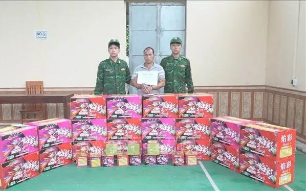 Đối tượng Nông Văn Lý cùng số pháo nổ trái phép. Ảnh: TTXVN phát