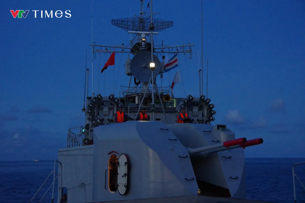 Vùng 2 Hải quân kiểm tra bắn đạn thật trên biển đạt kết quả 100% khá giỏi- Ảnh 1.