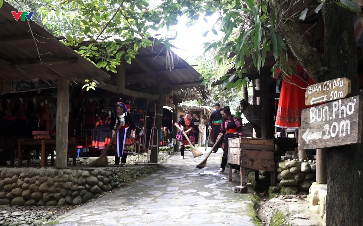 Người dân bản Sin Suối Hồ quét dọn bản làng tạo không gian xanh sạch đẹp. Ảnh: Hoàng Anh