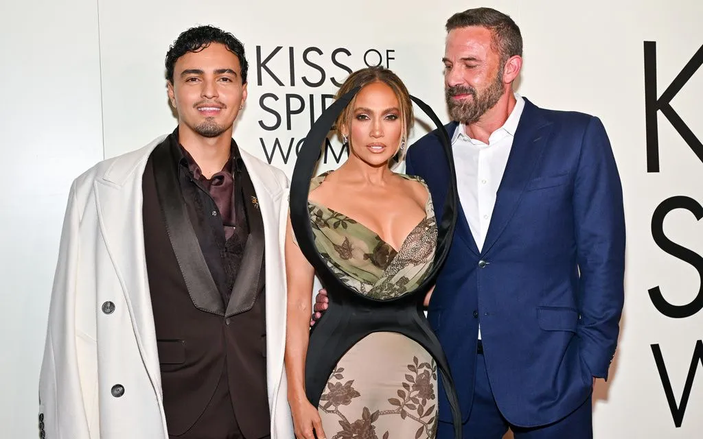 Ben Affleck và Jennifer Lopez trên thảm đỏ ra mắt phim "Kiss of the Spider Woman". (Ảnh: AP)