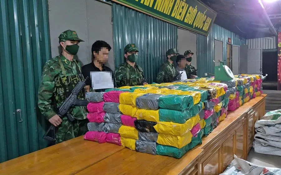 Các đối tượng cùng tang vật bị lực lượng Biên phòng Quảng Trị bắt giữ.