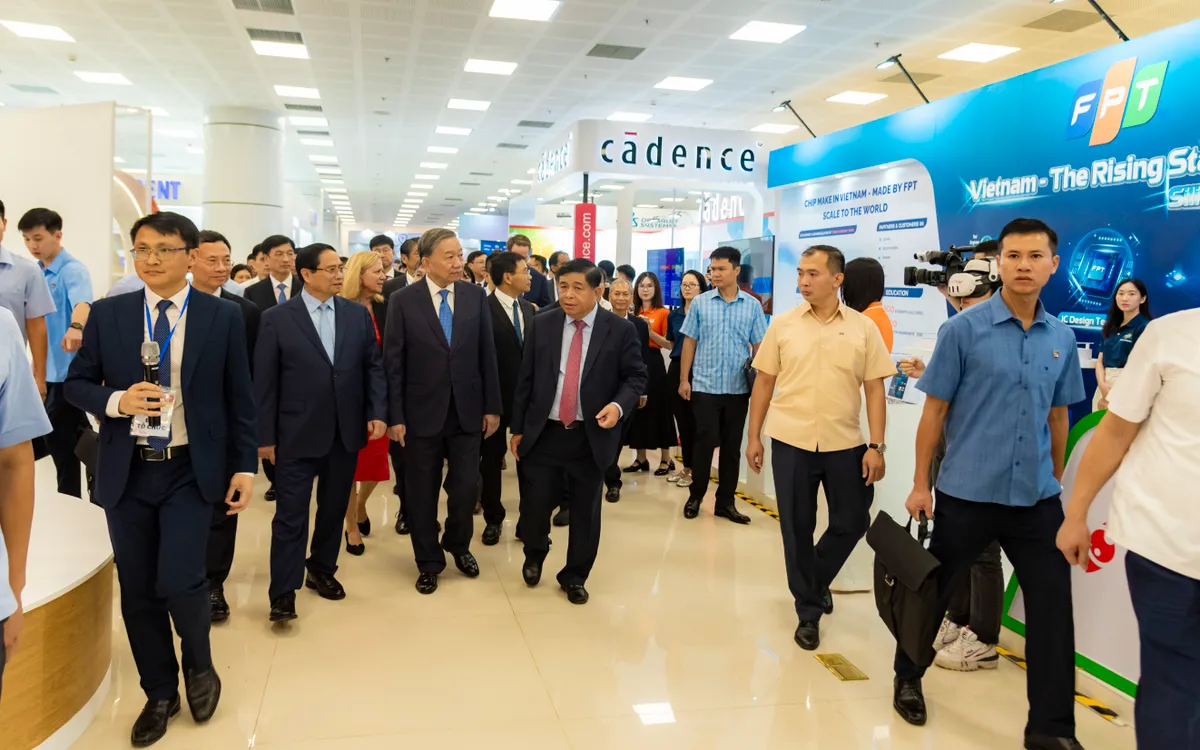 Tổng Bí thư Tô Lâm, Thủ tướng Chính phủ Phạm Minh Chính và Lãnh đạo Đảng, nhà nước tham quan gian hàng tại Ngày hội Đổi mới sáng tạo Quốc gia năm 2025